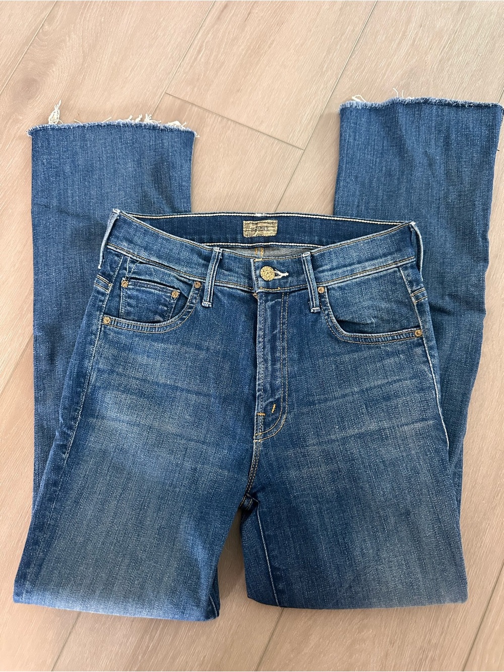MOTHER Frayed Hem Cropped Ankle Jeans in Blue